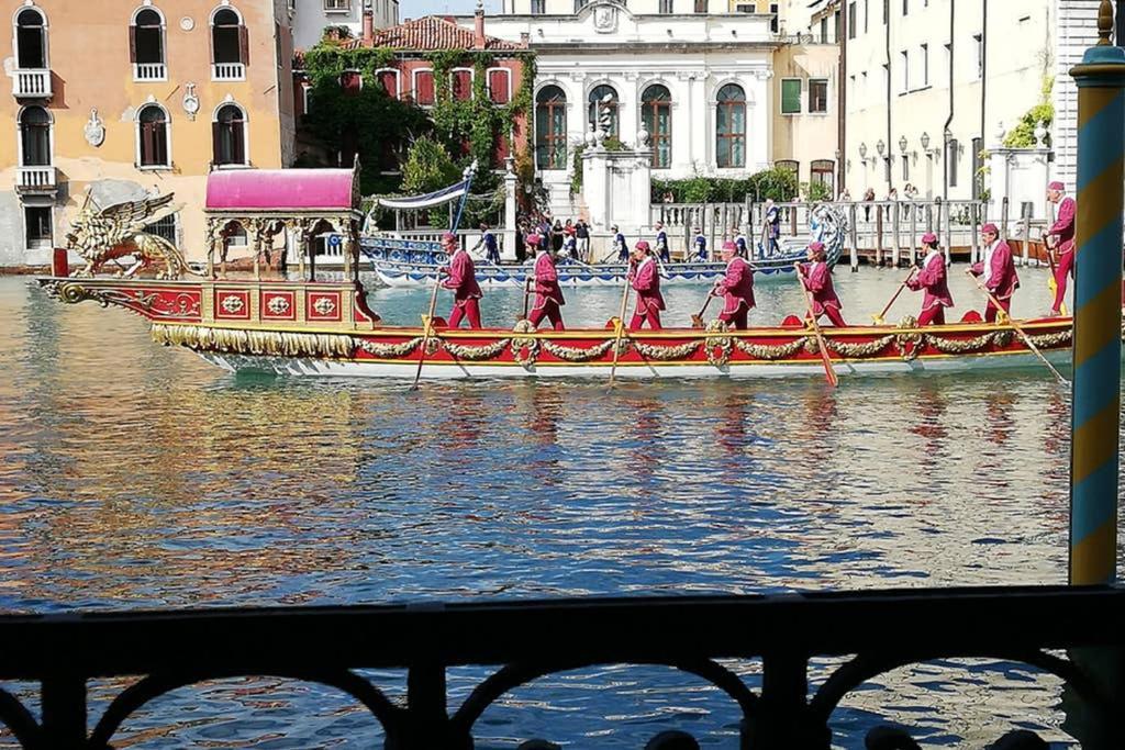 Grand Canal Next To Guggenheim البندقية المظهر الخارجي الصورة